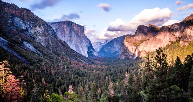 Công viên quốc gia Yosemite nằm ở miền Trung California, phía tây Sierra Nevada.