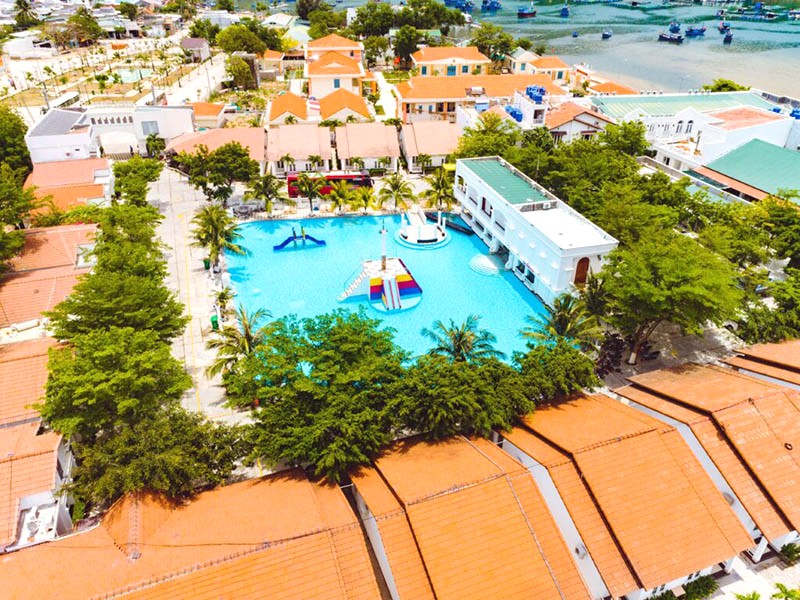 Vĩnh Hy Resort: Khu nghỉ dưỡng cao cấp thu hút du khách.