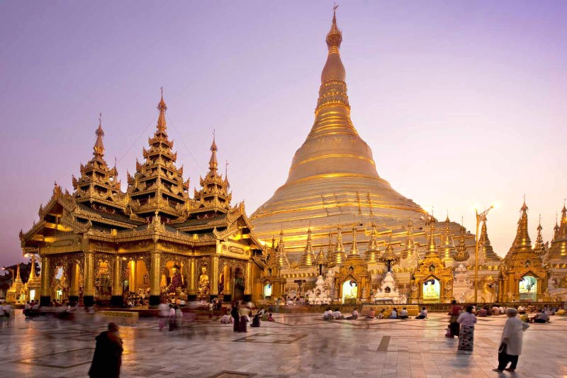 Chùa Vàng Shwedagon ở Myanmar là điểm du lịch linh thiêng thu hút khách du lịch quốc tế.