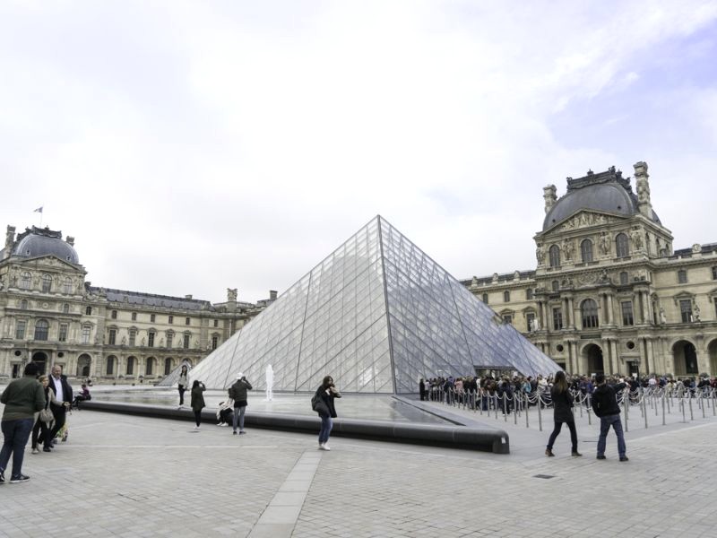 Bảo tàng Louvre: Biểu tượng Paris. (Ảnh: Obonparis)