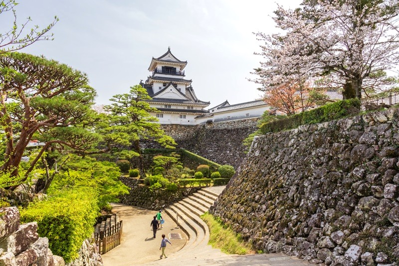 Kochi, nằm trên đảo Shikoku, nổi tiếng với thiên nhiên thơ mộng và lịch sử lâu đời.