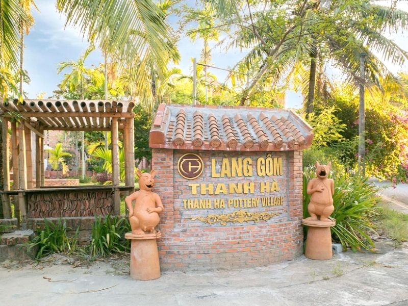 Cổng làng gốm Thanh Hà (Ảnh: SongNhi Truong)