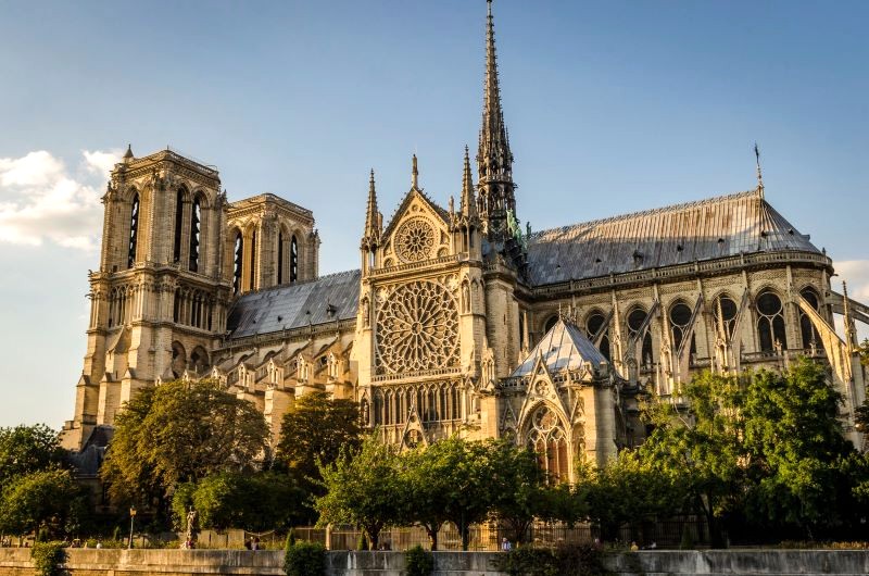 Nhà thờ Đức Bà Paris, biểu tượng kiến trúc Gothic tráng lệ, là linh hồn của thủ đô Paris.