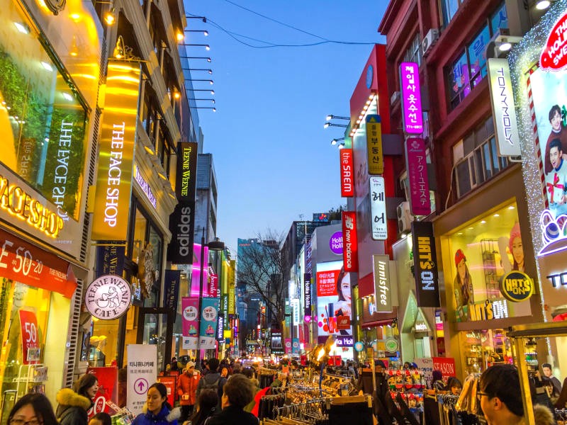 Myeongdong: thiên đường mua sắm sầm uất ở Seoul.