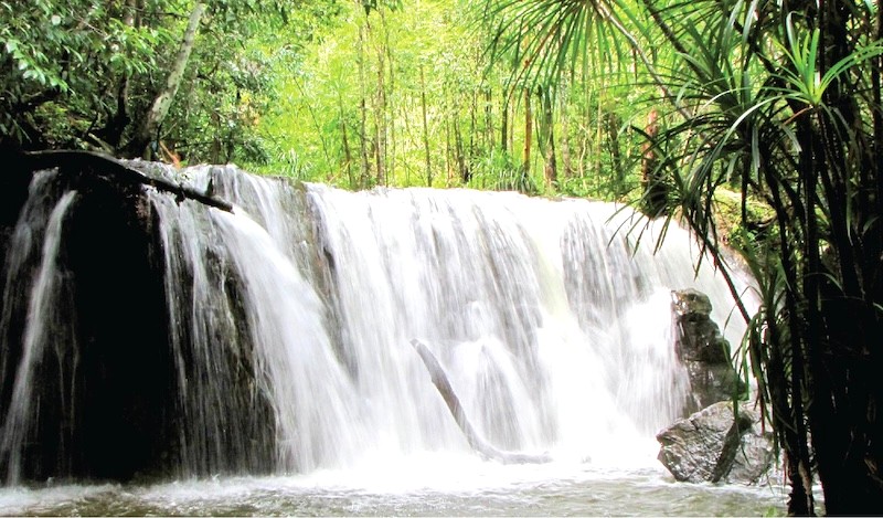 Suối Tranh Phú Quốc đẹp mê hồn với khung cảnh thiên nhiên hoang sơ, hùng vĩ, điểm xuyết bởi những tảng đá khổng lồ.