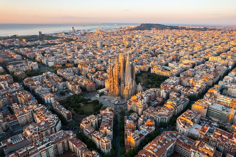 Nằm giữa lòng Barcelona, Sagrada Familia có tầm nhìn bao quát, từ biển và núi đến sông Besòs phía bắc và sông Llobregat phía nam.