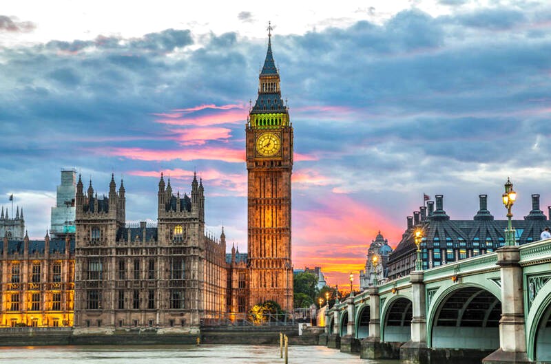 Big Ben, biểu tượng London, là tháp đồng hồ nổi tiếng của Anh.