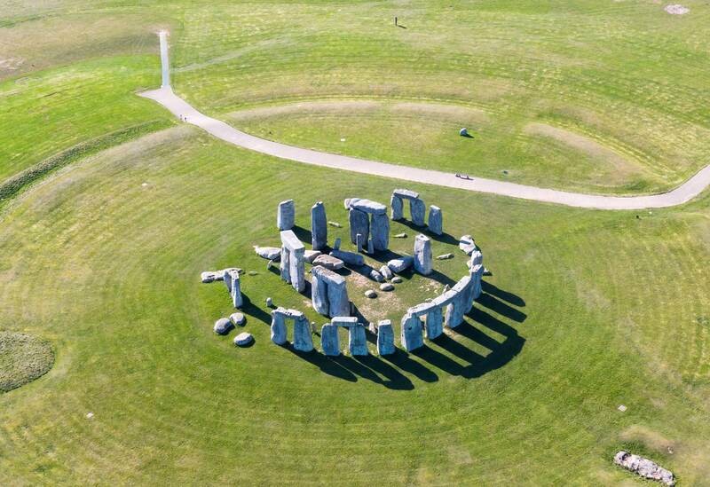 Stonehenge sừng sững trên vùng đất rộng 140km.