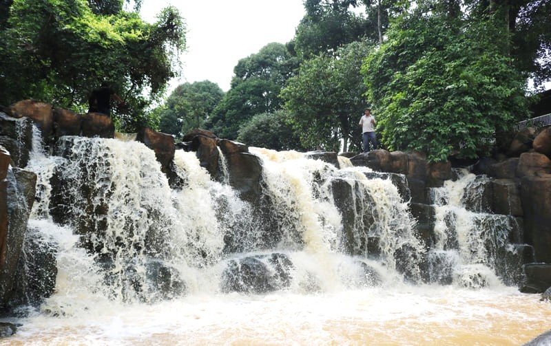 Thác Đứng: Phong cảnh hùng vĩ.