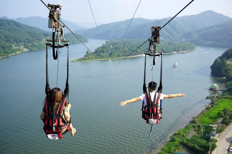 Zipline: phiêu lưu ngắm trọn đảo từ trên cao, thu hút giới trẻ.