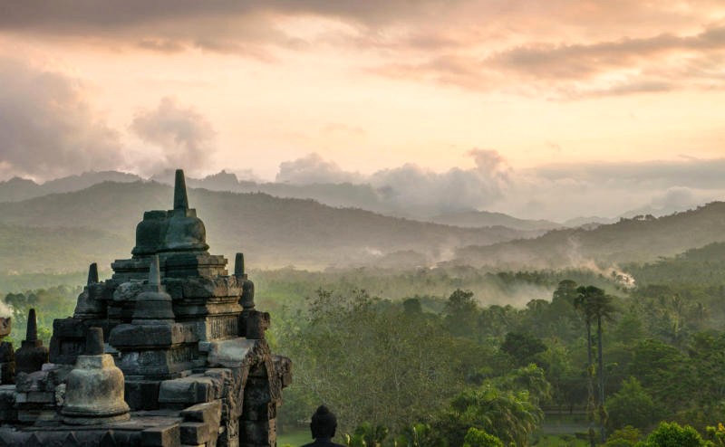 Borobudur uy nghi giữa trời mây bao la.