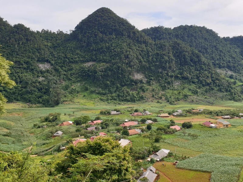 Ít điểm lưu trú, bạn có thể cắm trại hoặc ở nhà dân.