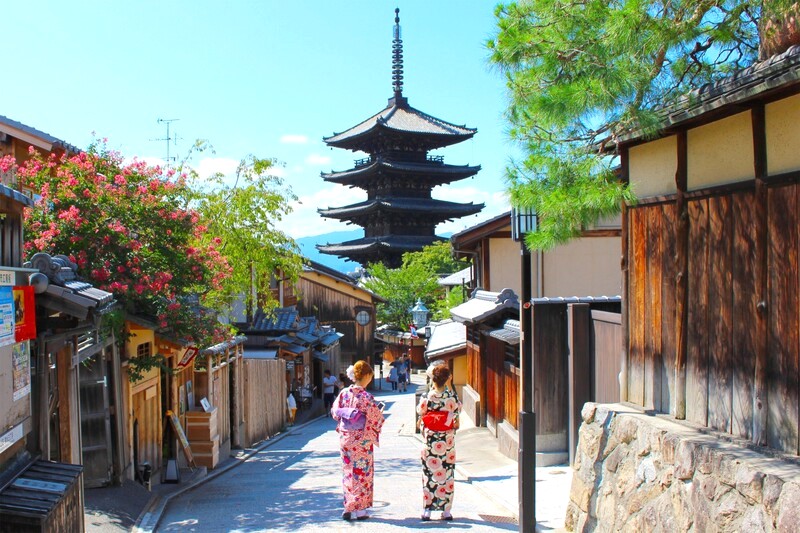 Con dốc Sannei-zaka, dẫn đến chùa Kiyomizu-dera, thường được chụp cùng tháp Yasaka ở xa.