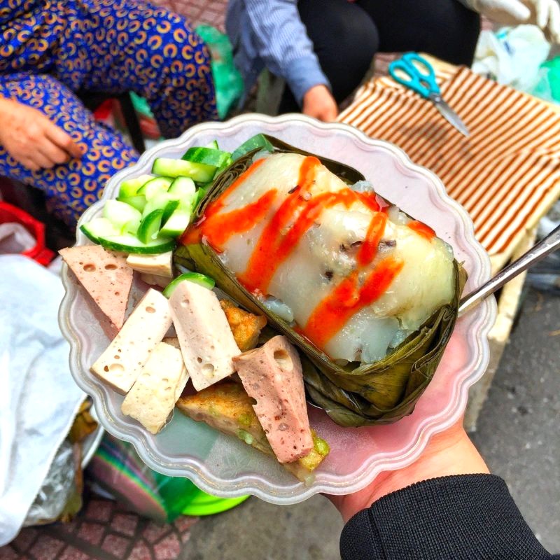 Bánh giò Hà Nội: Vỏ mềm, nhân thơm, đầy ắp đồ ăn kèm. (Ảnh: Tasting VietNam)