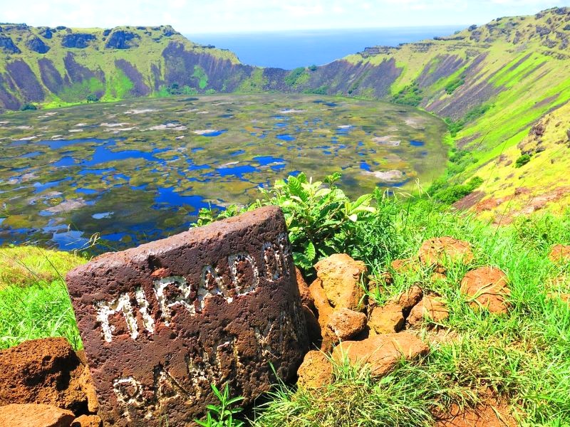 Tường núi lửa Rano Kau tạo ra khí hậu riêng biệt, che chắn khỏi gió.