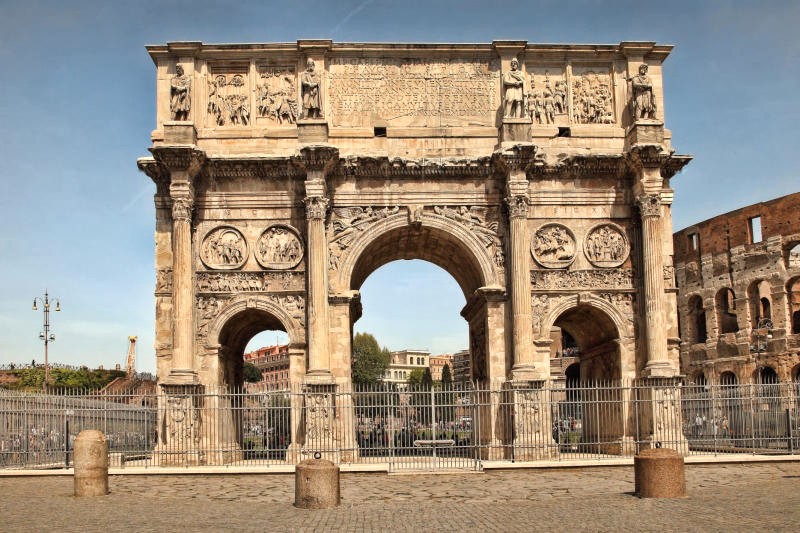 Khải hoàn môn Arch of Constantine vẫn còn nguyên vẹn.