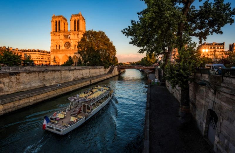 Góc yên tĩnh bên Seine dẫn lối vào cổng Nam Notre Dame.