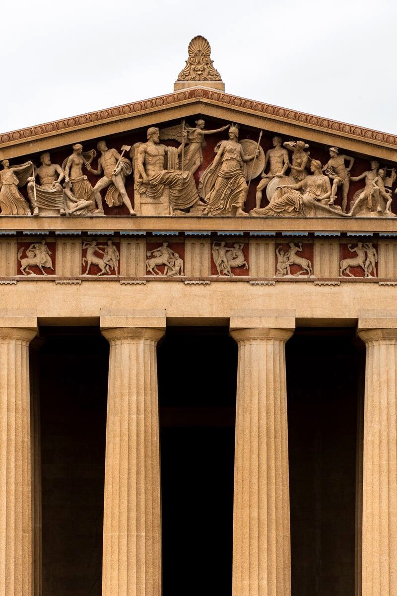 Đền Parthenon nổi tiếng với những bức phù điêu ấn tượng.