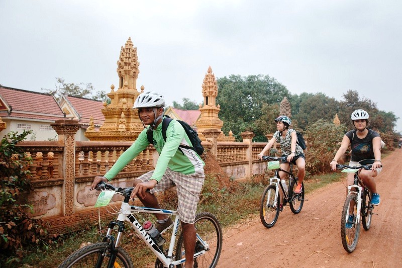 Khám phá ngoại ô Battambang bằng xe đạp.