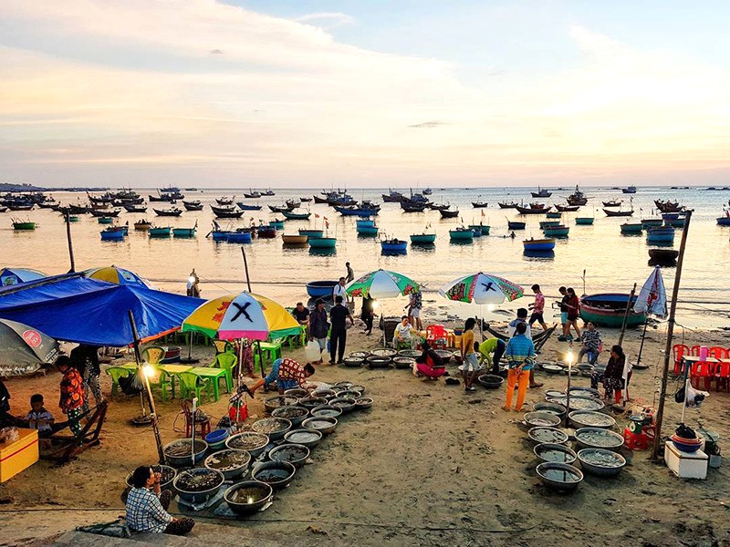 Mũi Né sáng sớm: Làng chài rộn ràng.