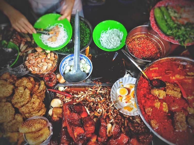 Bánh canh chả cá Phan Thiết: hương vị biển cả trong nước dùng ninh xương cá, thơm ngon khó cưỡng.