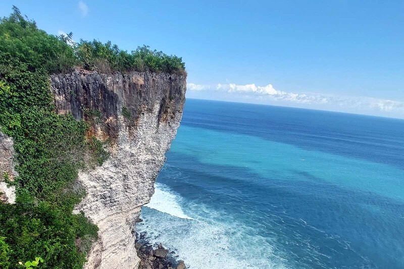 Hoàng hôn tuyệt đẹp tại vách đá Karang Boma.