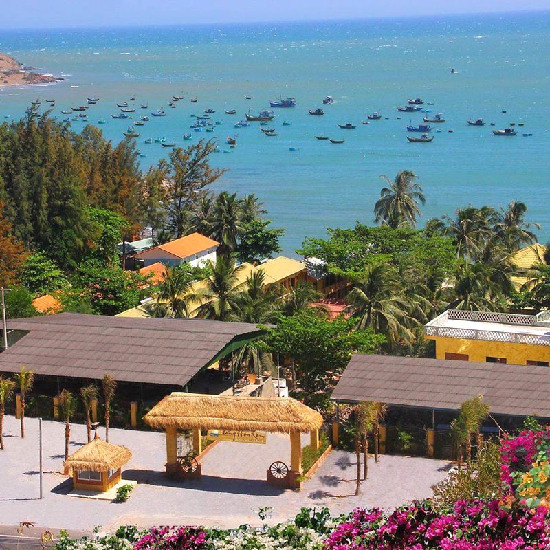 Nắng Hòn Rơm Resort: Biển đẹp, ngay sát bờ.