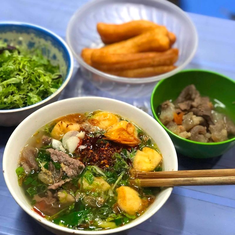 Bún riêu Long Biên, nước dùng trong veo, topping hấp dẫn. (Ảnh: Nhung Nguyễn)