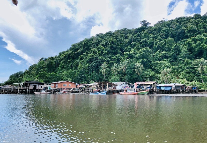 Làng chài Salakkok yên bình, thơ mộng.