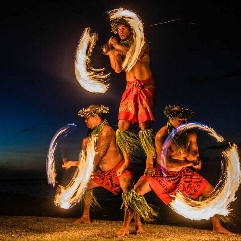 Trải nghiệm văn hóa Polynesia rực rỡ tại Làng Aloha, với vũ điệu truyền thống, trang phục độc đáo và vòng hoa rực rỡ.