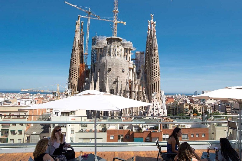 Sagrada Familia view từ sân thượng Ayre Rosello.