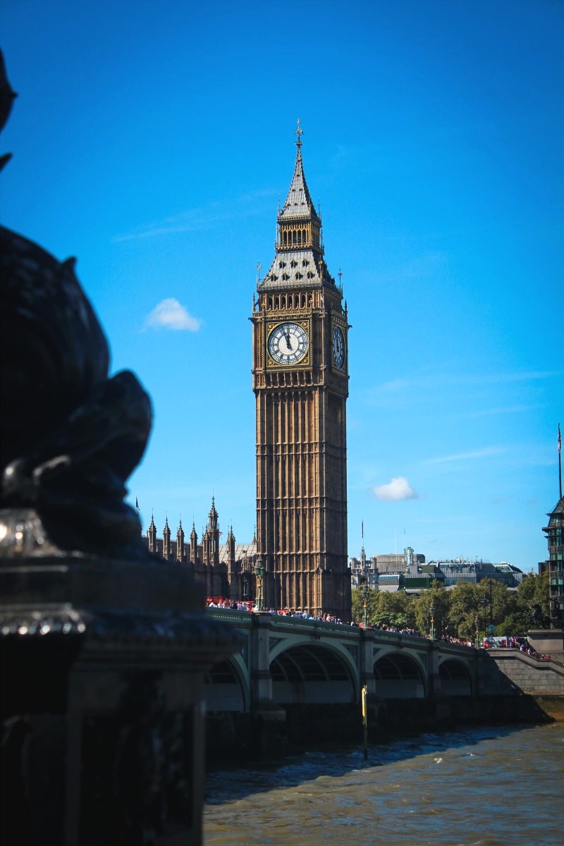 Big Ben nghiêng nhẹ.