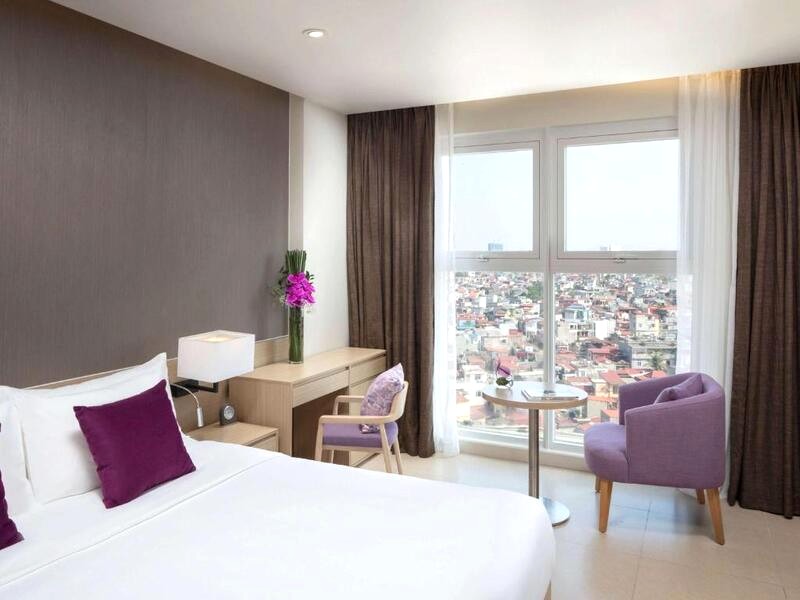 Phòng khách sạn Mercure Hải Phòng mang sắc tím ấn tượng.