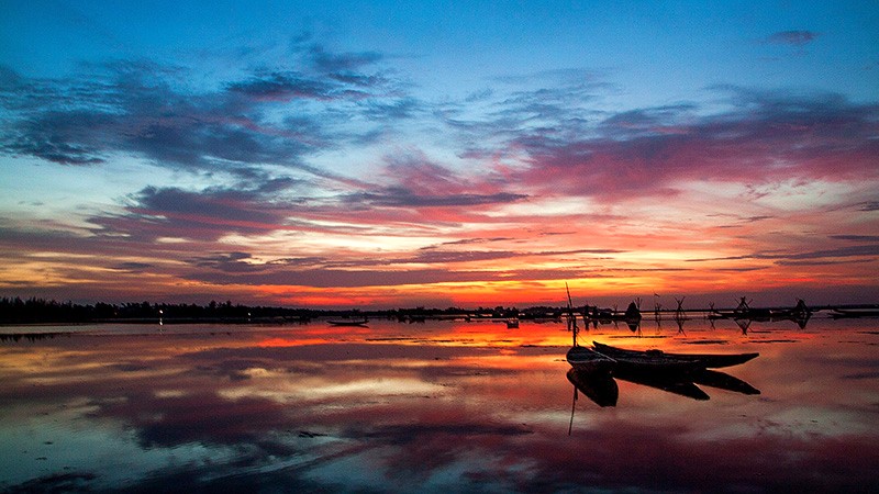 Hoàng hôn rực rỡ trên đầm phá Tam Giang.