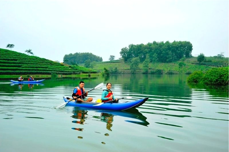 Thuyền chèo tại Yên Retreat đưa bạn khám phá sông Cu Đê thơ mộng.