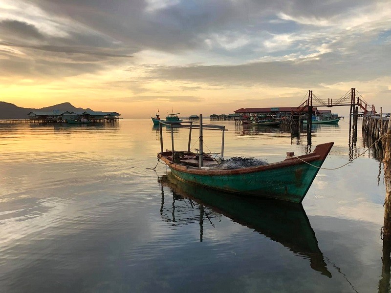 Làng chài yên bình, sóng lặng giữa sông nước mênh mông.