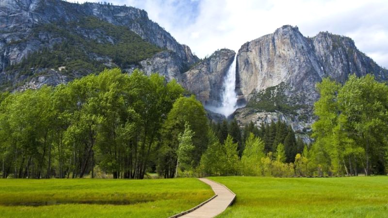 Thác Yosemite đẹp nhất khi băng tan hết, vào đầu hạ.