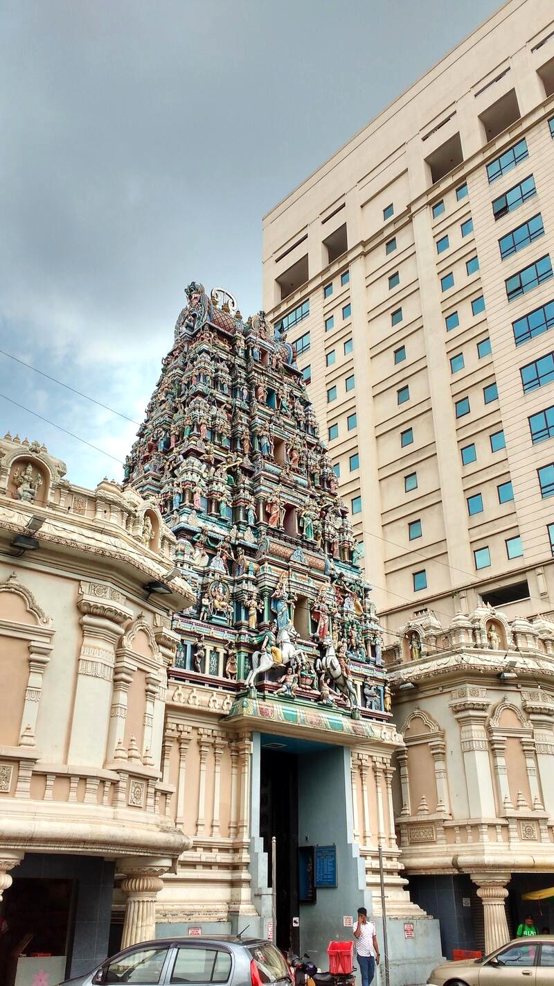 Đền Sri Mahamariamman, ngôi đền Hindu cổ kính đẹp nhất Kuala Lumpur (trên 100 năm tuổi).