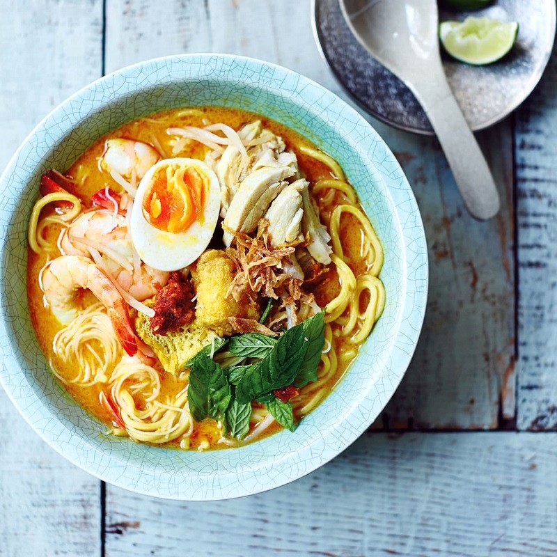 Laksa Nyonya: Nước dùng chua cay, béo thơm.