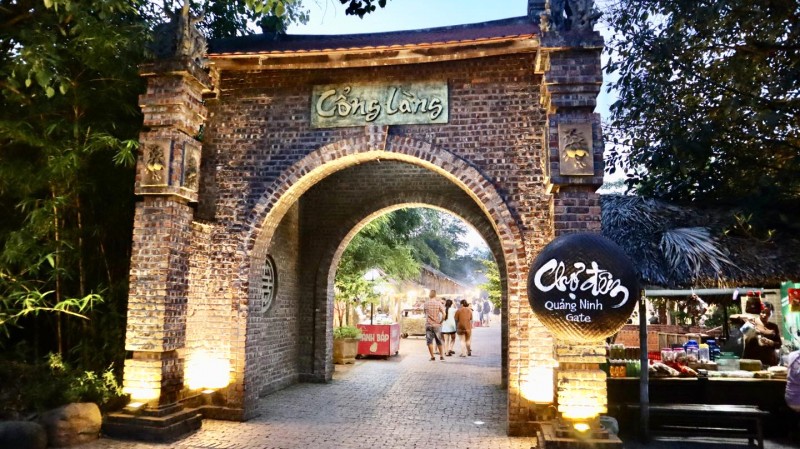 Cổng Quảng Ninh Gate dẫn vào chợ đêm.