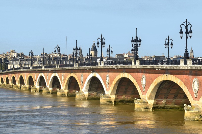 Cầu Pont de Pierre, 17 nhịp. (Ảnh: Didier Doustin)