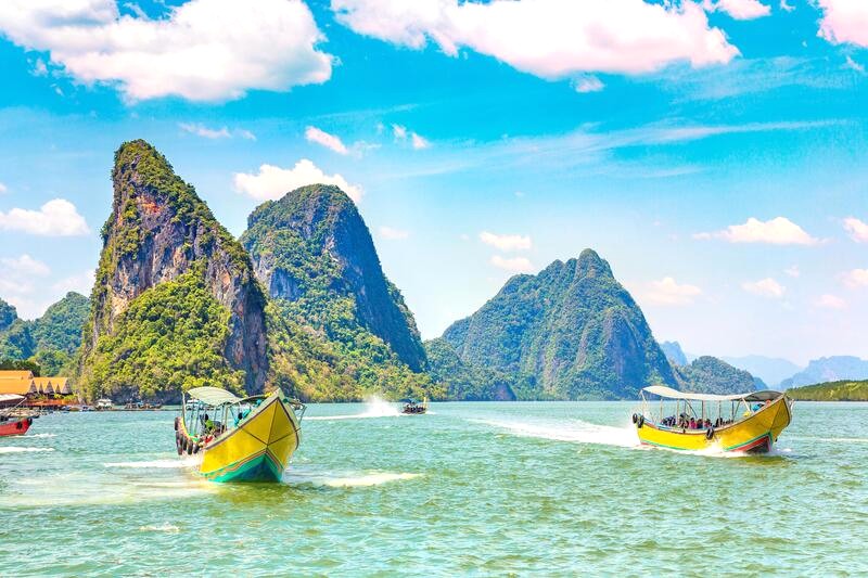 Khám phá vẻ đẹp thiên nhiên tại Vườn quốc gia Ao Phang Nga bằng thuyền.