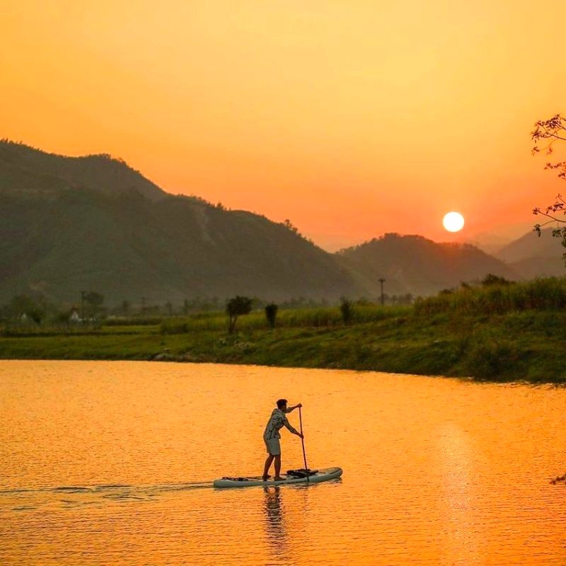 Ngắm hoàng hôn trên thuyền SUP, núi xa lãng đãng.