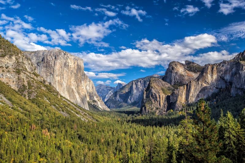 Tunnel View: Nơi bạn bắt trọn vẻ đẹp hùng vĩ của thiên nhiên.