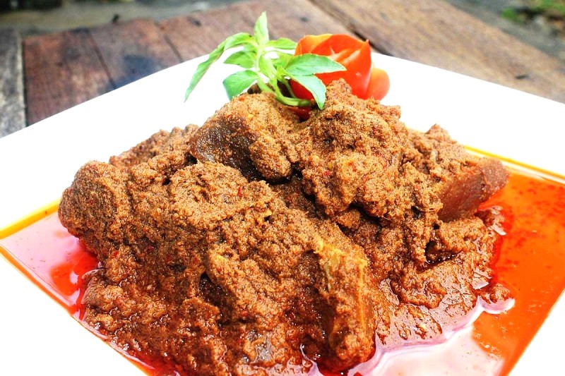 Rendang bò có màu nâu đỏ đặc trưng.