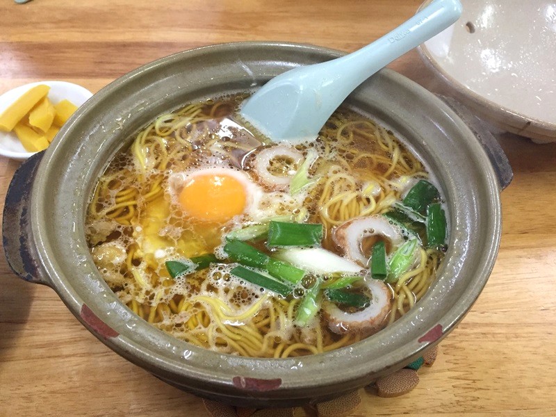 Nabeyaki ramen Nhật Bản có nước dùng đậm đà.