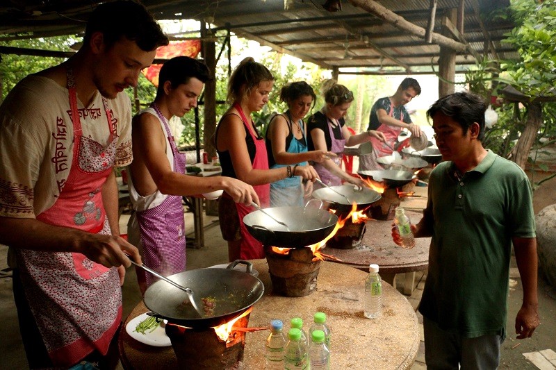 Du khách học nấu ăn Campuchia tại Smokin Pot Cooking School.