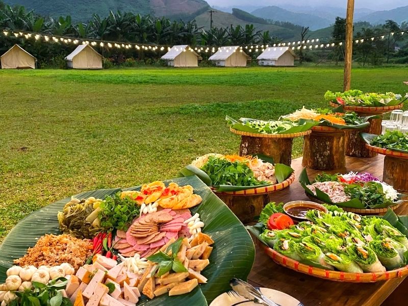 Yên Retreat có buffet cho gia đình & nhóm bạn cắm trại.