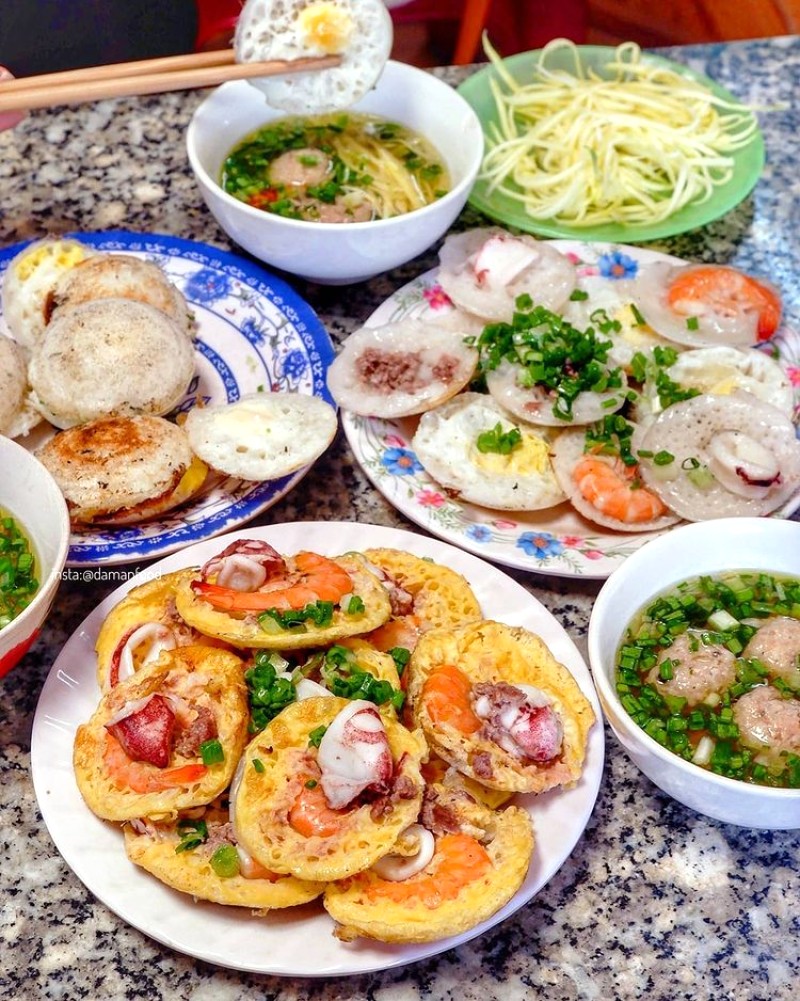 Bánh căn Nha Trang: giòn rụm, béo ngậy trứng, tôm, mực tươi, khiến bạn nhớ mãi! (Ảnh: @damanfood)