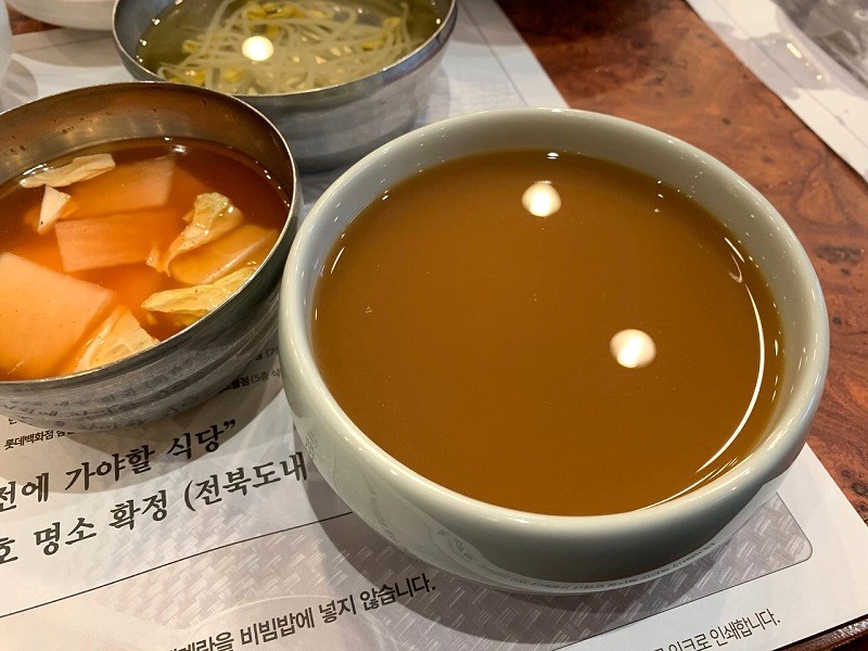 Makgeolli: Rượu gạo trắng đục, vị ngọt thanh.